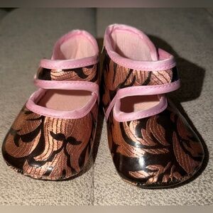 BABY BELLA MAYA Infant shoes 
MaryJane pink & black. 
Velcro strap. Fashionable